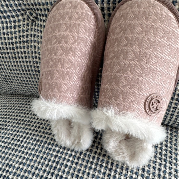 Slippers - Picture 1 of 2